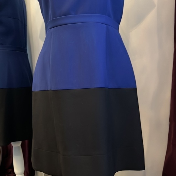 BCBGMAXAZRIA Short Sleeved Blue & Black Colorblock Dress Size 10 - Picture 3 of 10
